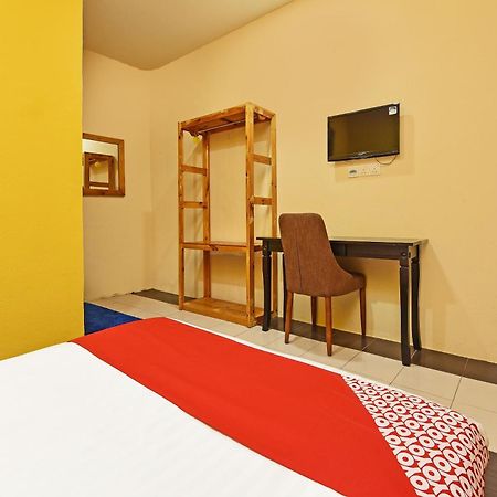 Oyo 90561 Awan Biru Motel Пантай-Сенанг Экстерьер фото