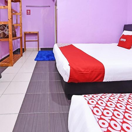 Oyo 90561 Awan Biru Motel Пантай-Сенанг Экстерьер фото