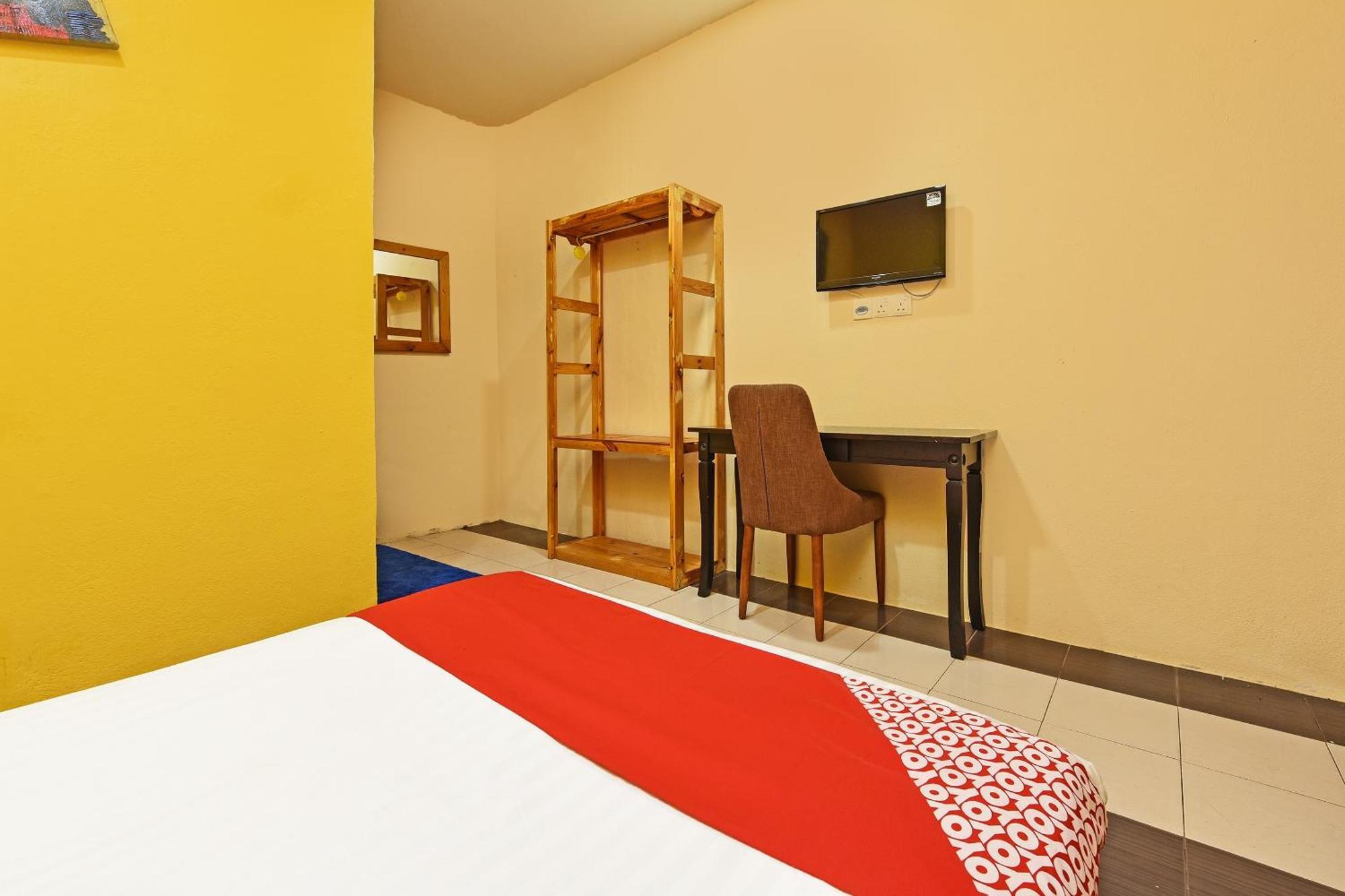 Oyo 90561 Awan Biru Motel Пантай-Сенанг Экстерьер фото