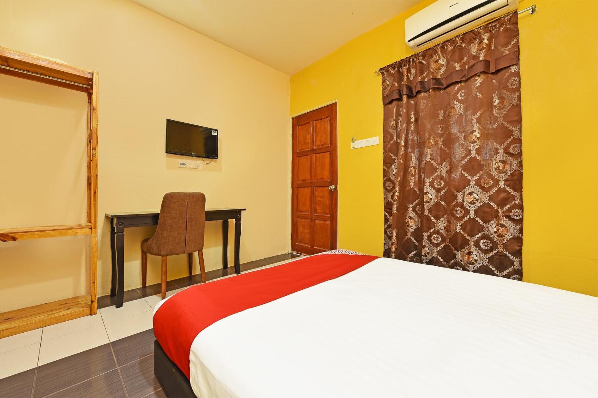 Oyo 90561 Awan Biru Motel Пантай-Сенанг Экстерьер фото