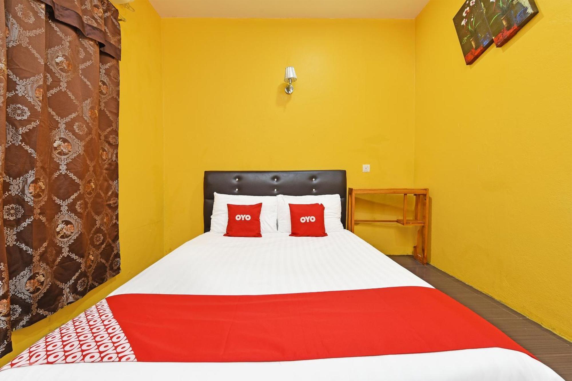 Oyo 90561 Awan Biru Motel Пантай-Сенанг Экстерьер фото
