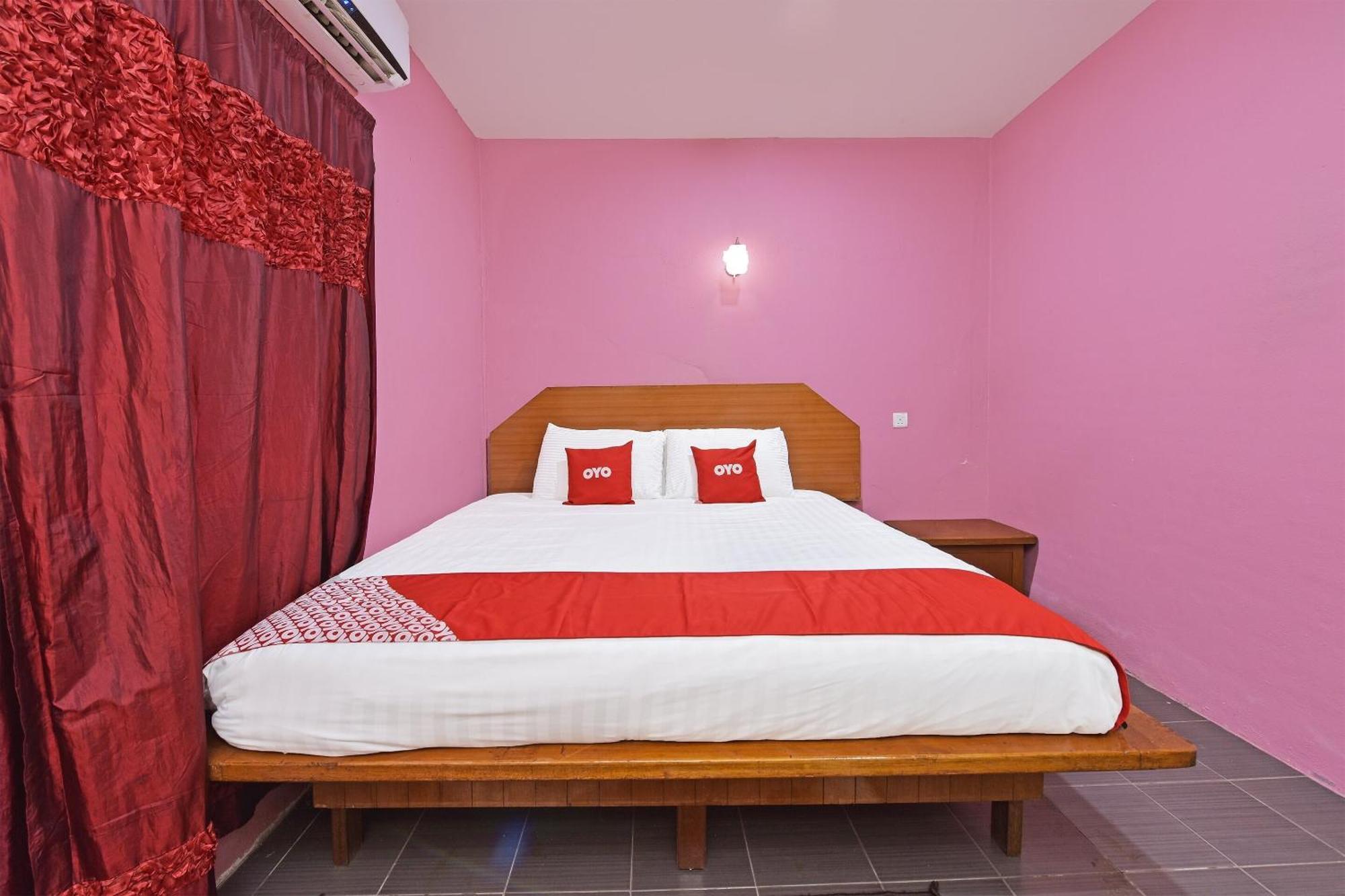 Oyo 90561 Awan Biru Motel Пантай-Сенанг Экстерьер фото