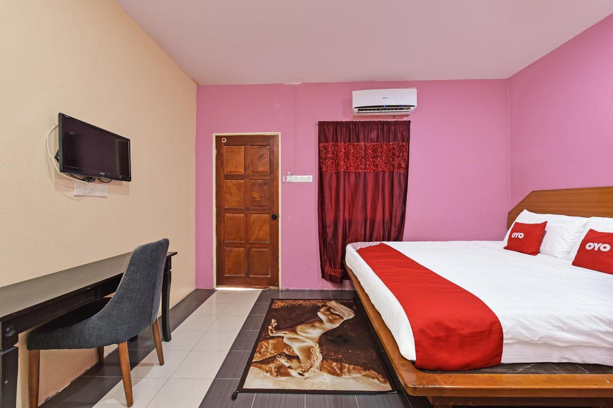 Oyo 90561 Awan Biru Motel Пантай-Сенанг Экстерьер фото