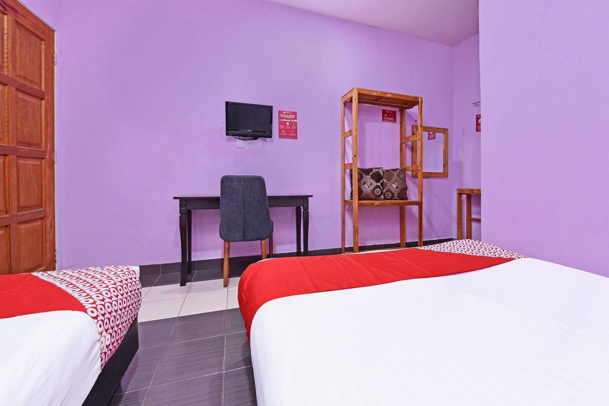 Oyo 90561 Awan Biru Motel Пантай-Сенанг Экстерьер фото