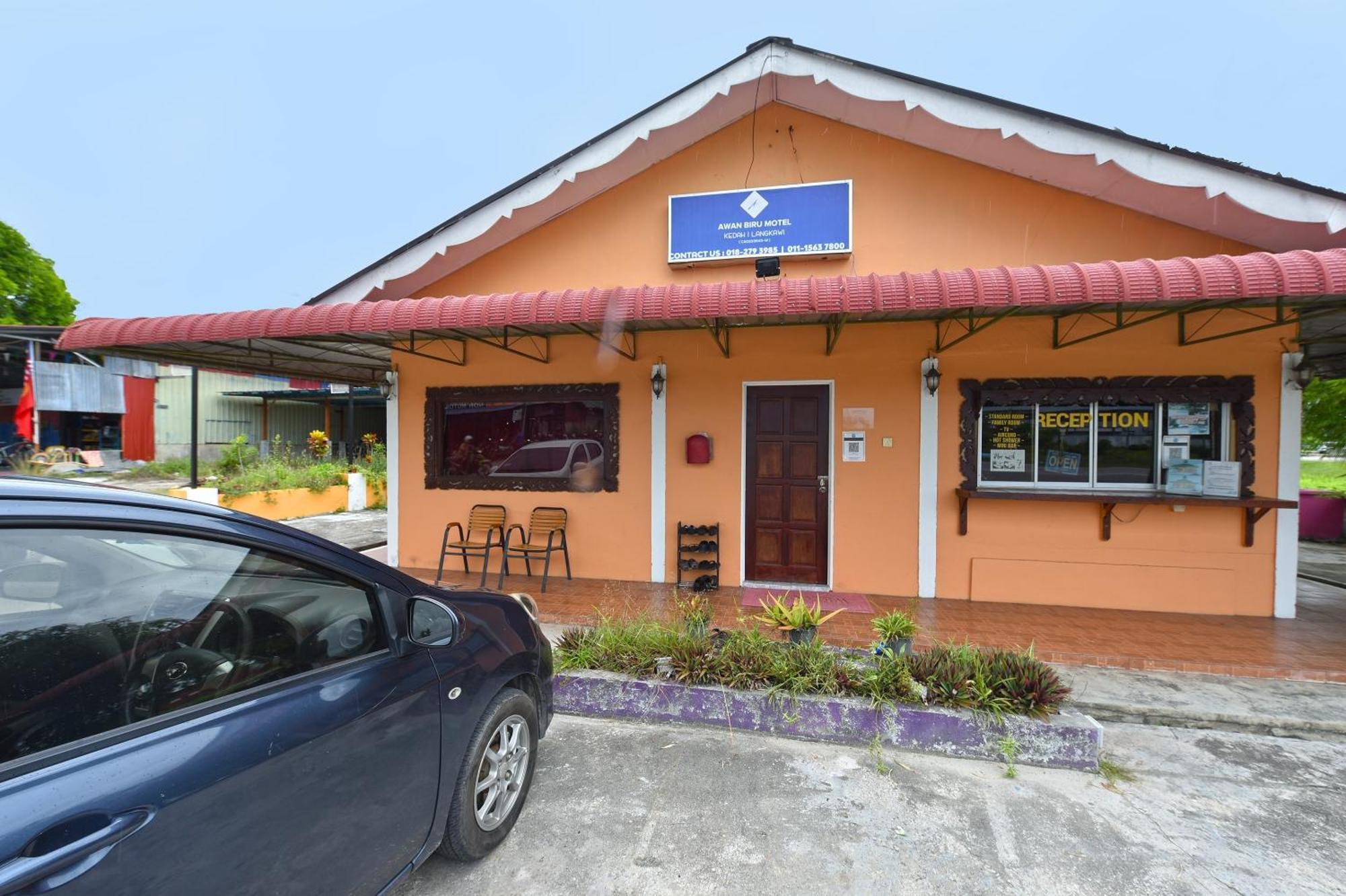 Oyo 90561 Awan Biru Motel Пантай-Сенанг Экстерьер фото