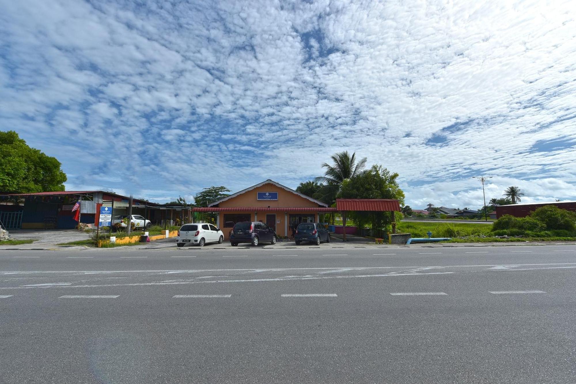 Oyo 90561 Awan Biru Motel Пантай-Сенанг Экстерьер фото
